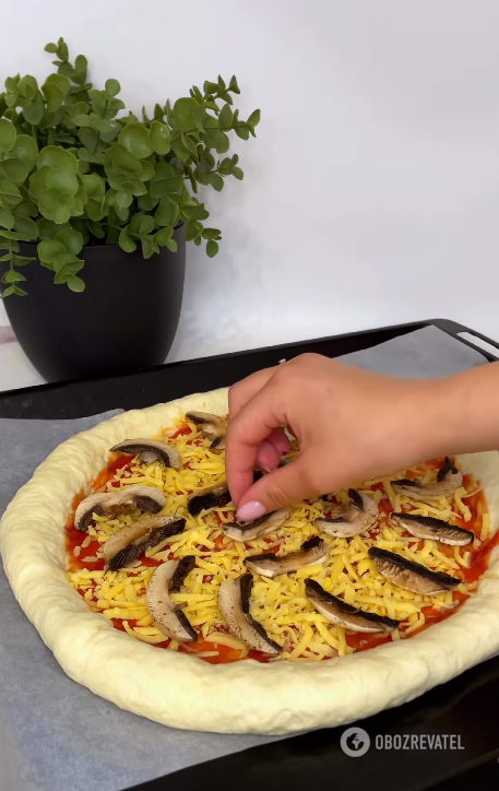 How to cook homemade pizza: it will turn out thin and crispy