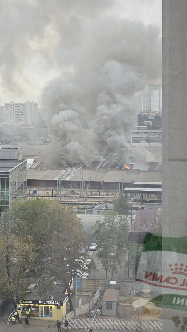 Kolejny wielki pożar w Moskwie: zapalił się magazyn z własnością rosyjskich kolei. Wideo