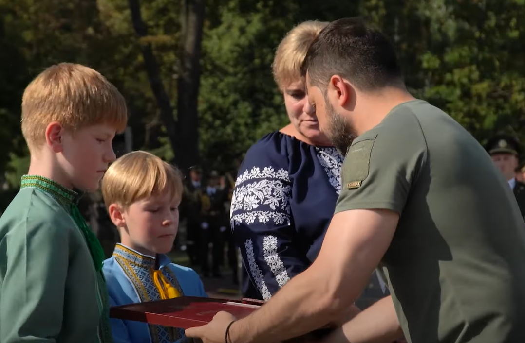 ''Słowa to zawsze mniej niż to, co czujemy'': Zeleński  uczcił pamięć poległych obrońców Ukrainy. Wideo
