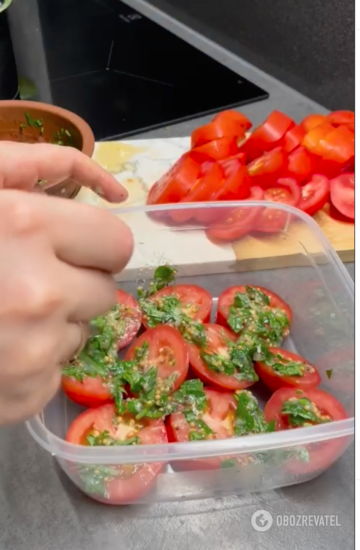 Cooking tomatoes with mustard and herbs