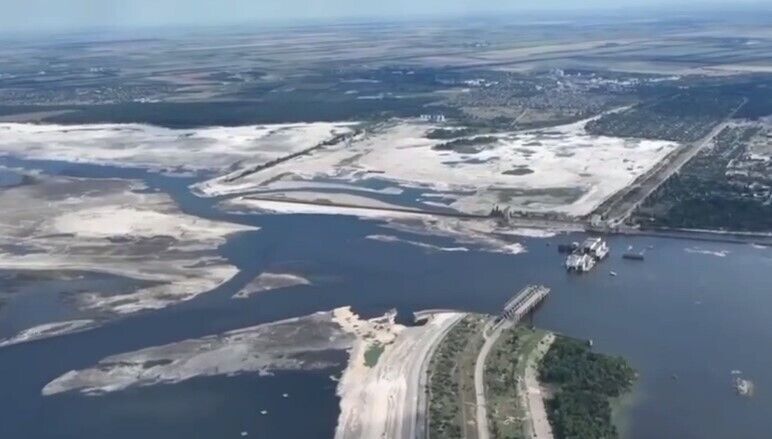 How the Kakhovka Reservoir and Dam looks like now: video taken from a height