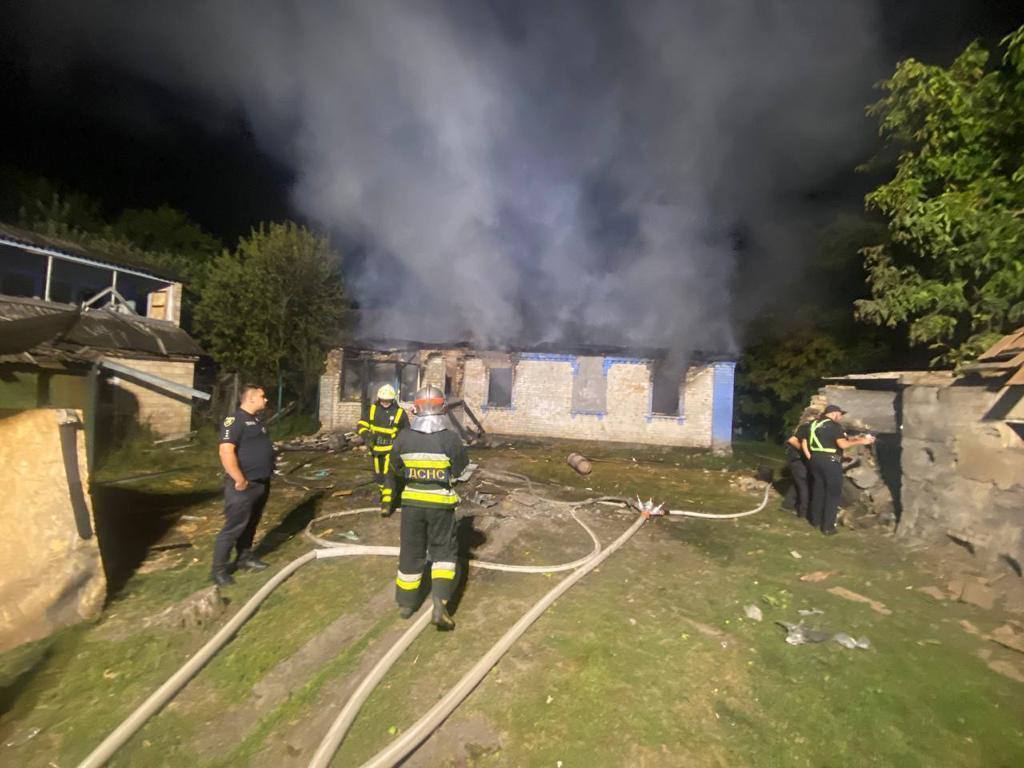 W obwodzie kijowskim odłamki pocisków i dronów uszkodziły domy i spadły na cmentarz: wybuchł pożar, są ofiary. Zdjęcie