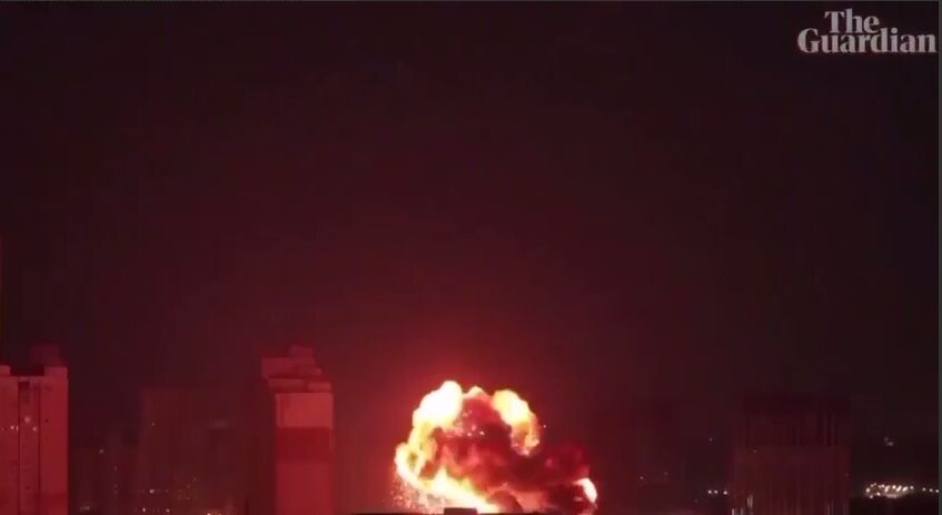 Nocny ostrzał Kijowa: zarejestrowano moment uderzenia w gruzy centrum handlowego. Wideo