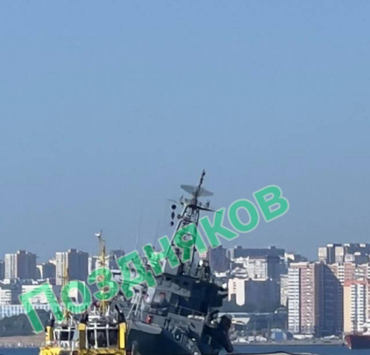 Media: Rosyjski statek wywrócił się i jest holowany do brzegu po ataku drona na Noworosyjsk