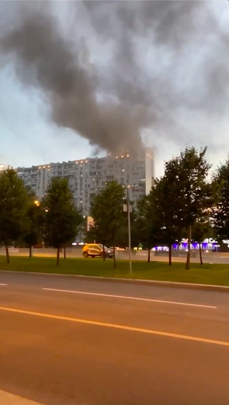 Moscow is on fire again: the upper floors of a house in Chertanovo are burning. Video