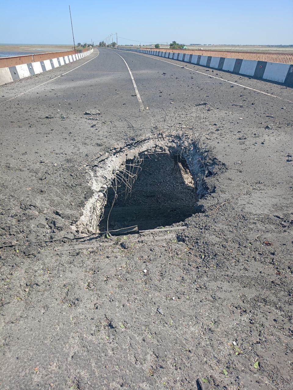 There were explosions in Genichesk, also reported coming over the Chongar bridge. Video
