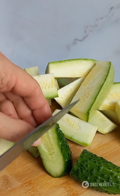 Low-salted zucchini with garlic and dill on short notice: can be eaten in 2-3 hours