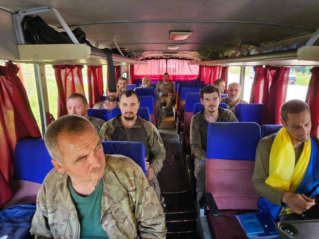 Another 22 Ukrainian soldiers returned to Ukraine from captivity: the oldest is 54 years old, the youngest is 23. Photo