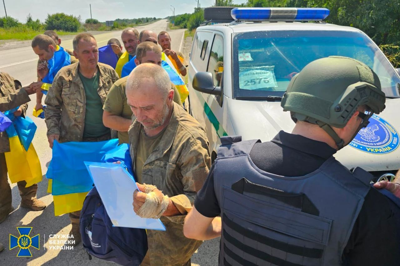 Another 22 Ukrainian soldiers returned to Ukraine from captivity: the oldest is 54 years old, the youngest is 23. Photo