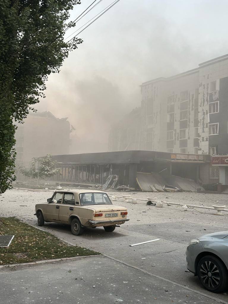 Russians shelled Pokrovsk in Donbas: a residential building was hit, civilians were killed. Photos and video