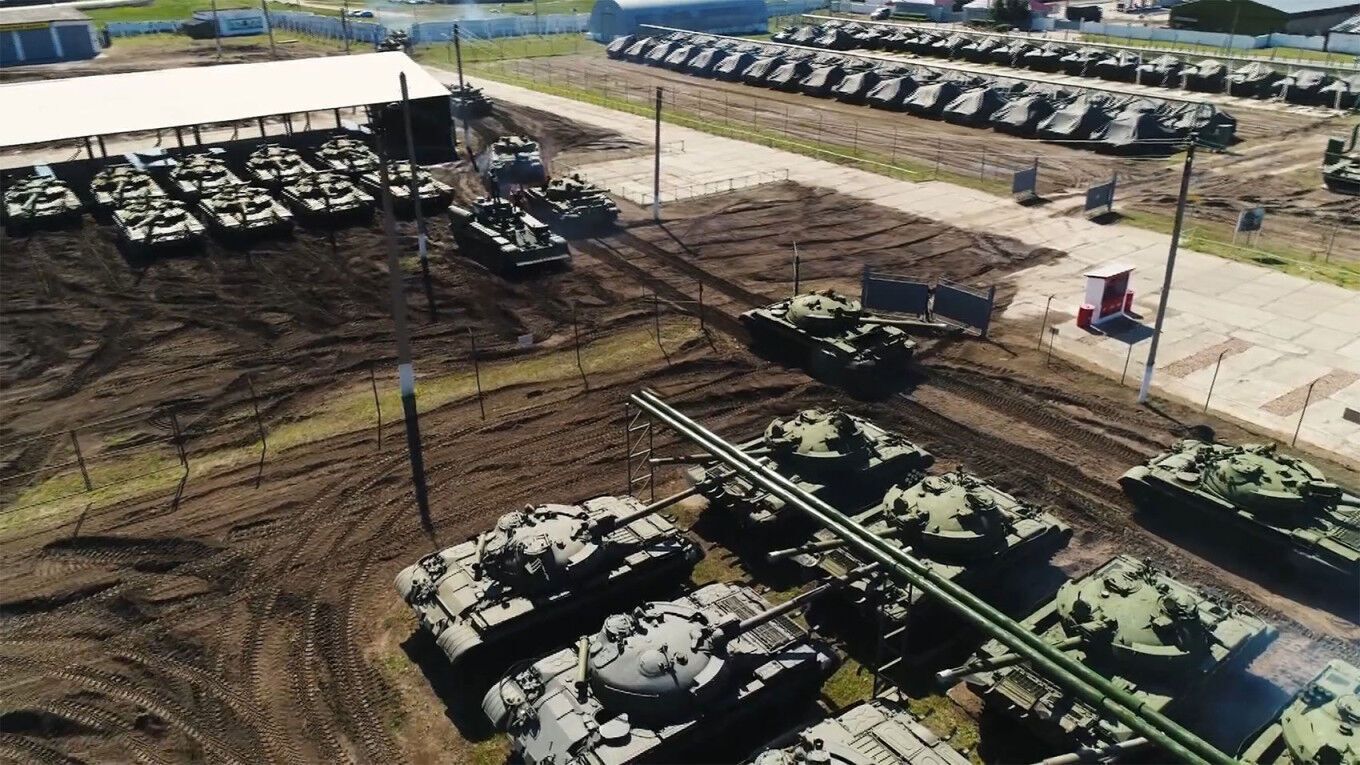 Russia half emptied the largest warehouse of Soviet armored vehicles because of the war in Ukraine: media revealed details