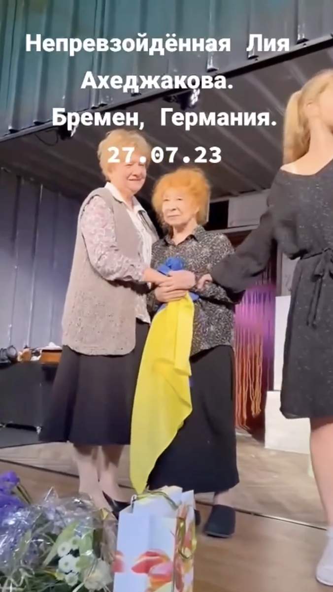 Liya Akhedzhakova went on stage with the flag of Ukraine: in Russia they threw a tantrum