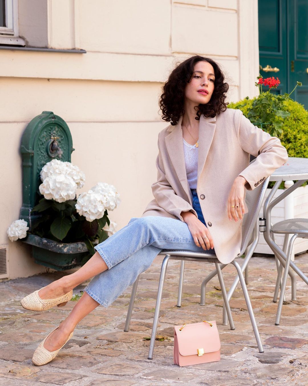 Warm and elegant: 5 interesting ideas on wear a jacket with in early fall