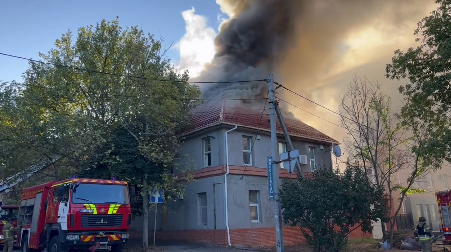 Occupants shelled Kherson: a house caught fire, a store, a transformer substation and an educational institution were damaged