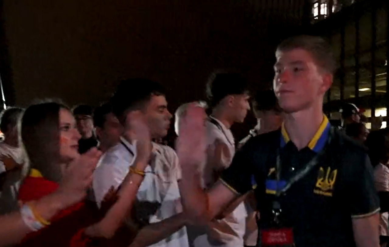 Ukraine team's opponents gave them a corridor of honor after the semifinals of the European Championship. Bright video
