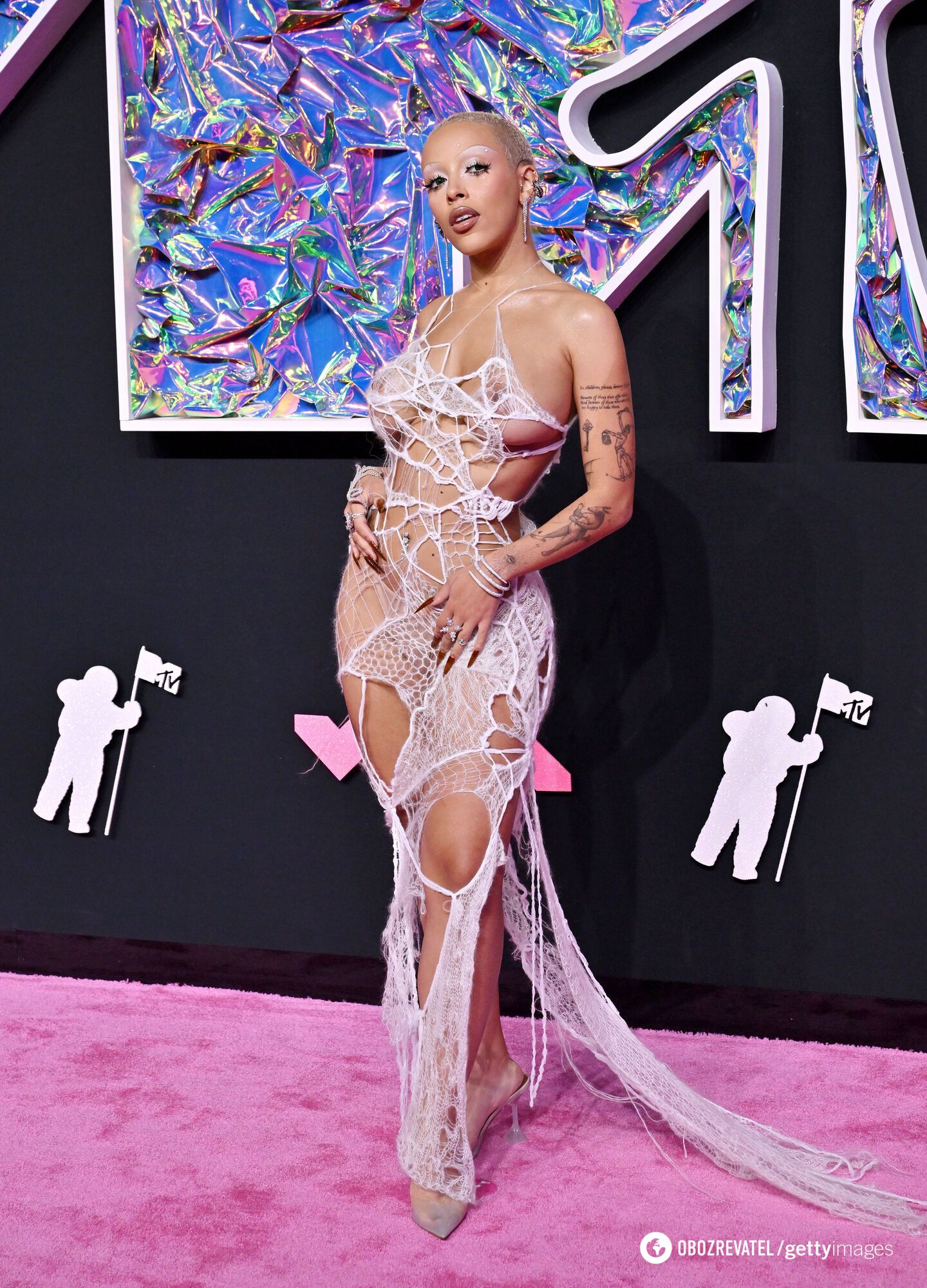 Stroje z pajęczej sieci i półprzezroczyste sukienki: gwiazdy zaprezentowały się na czerwonym dywanie MTV VMA 2023. Zdjęcie