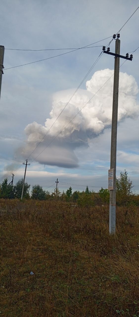 A powerful fire broke out near Saratov, a column of smoke rose: they say about the emergency at the gas pipeline. Video