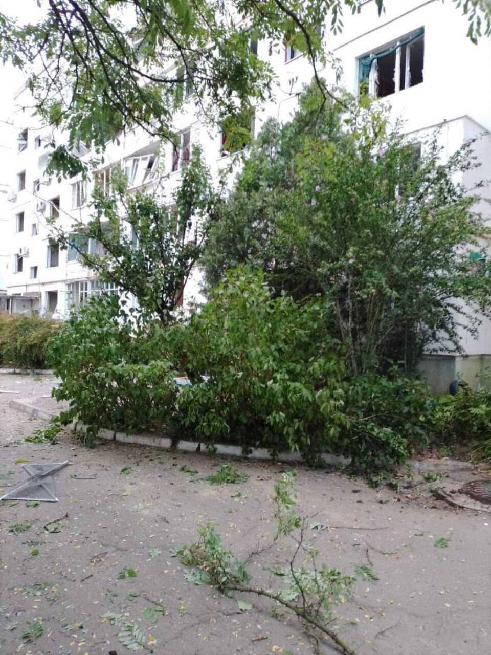 The occupants struck houses in Nova Kakhovka with aerial bombs: there are dead and wounded. Photo and video