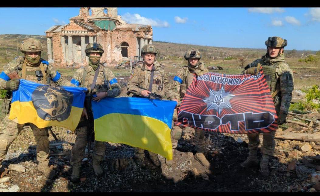 ''Ukraine always gets its own back'': a photo with the Ukrainian flag in Klishchiyivka has been published, and the soldiers have clarified it