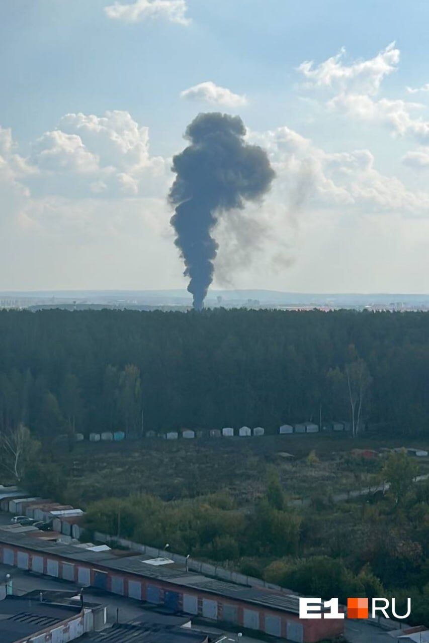 A large-scale fire broke out in an industrial area in Yekaterinburg, Russia: details and photos