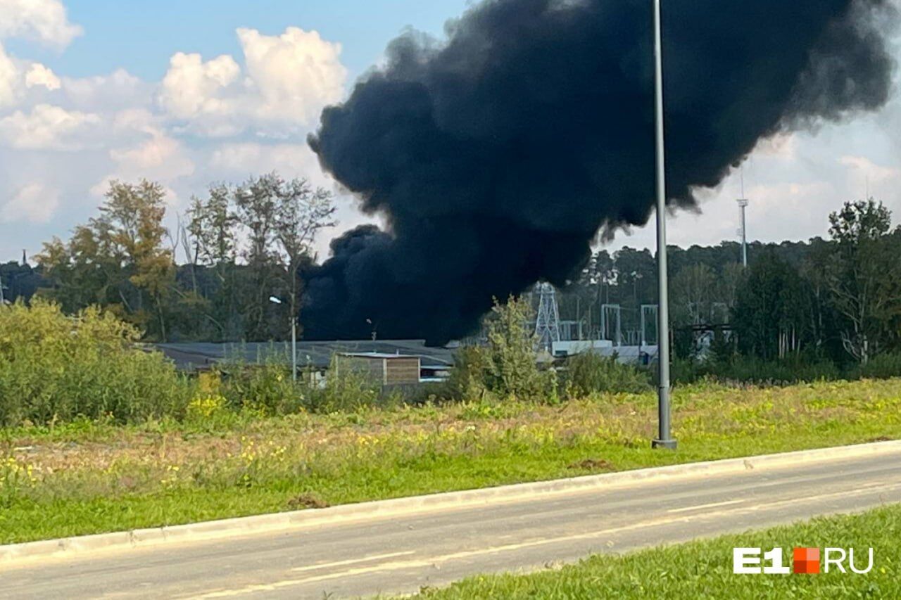A large-scale fire broke out in an industrial area in Yekaterinburg, Russia: details and photos