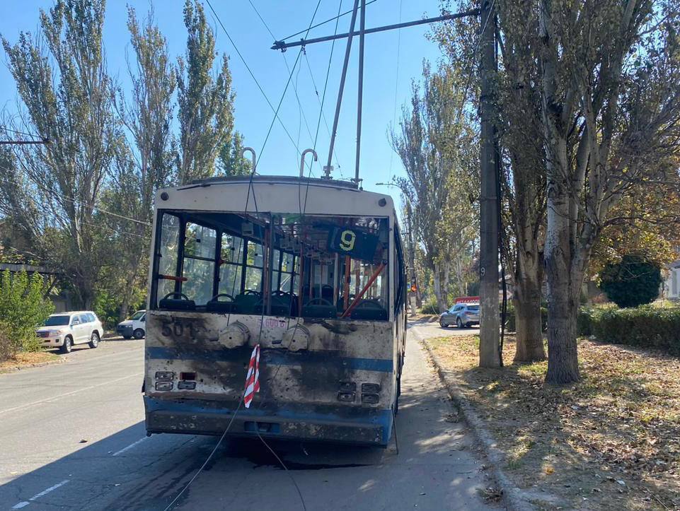 Okupanci ostrzelali Chersoń i uderzyli w trolejbus: są zabici i ranni. Zdjęcia i wideo