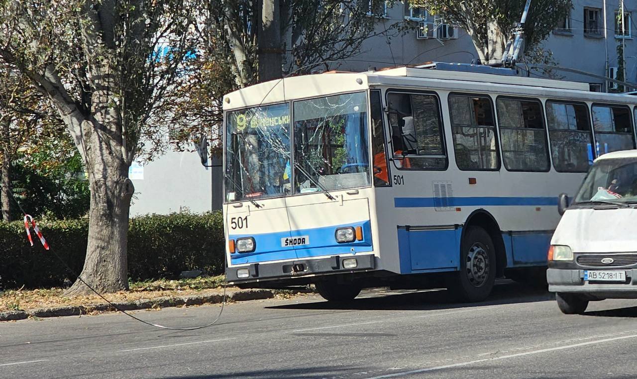 Okupanci ostrzelali Chersoń i uderzyli w trolejbus: są zabici i ranni. Zdjęcia i wideo