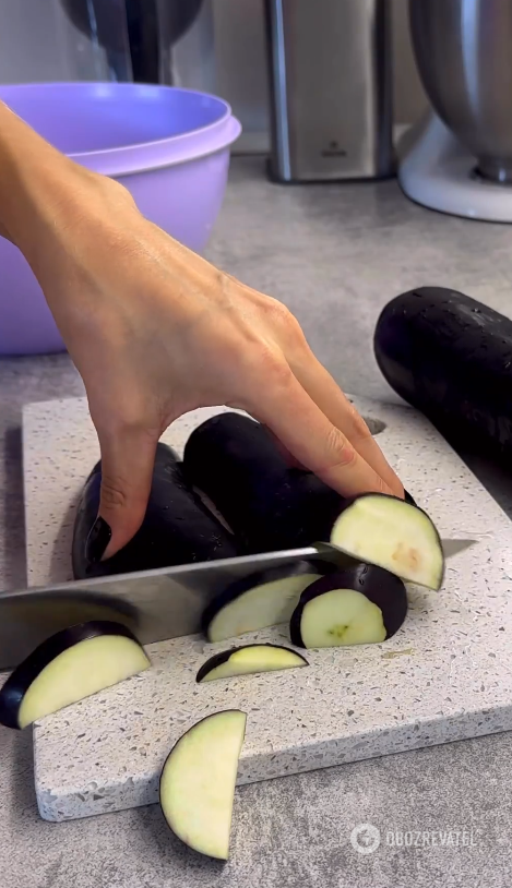 Stewed eggplants in a skillet: how to combine a seasonal vegetable