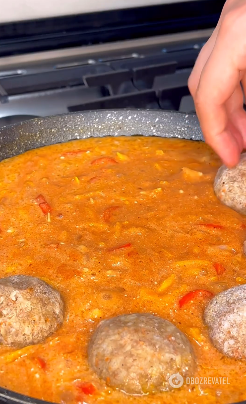 Hearty minced meatballs for lunch: what to add besides meat