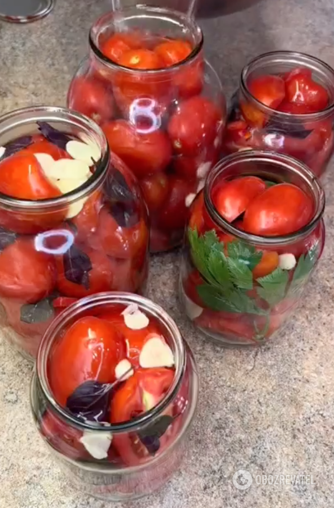 Tomatoes with basil and garlic