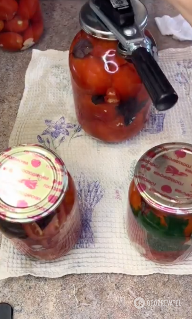 How to cook delicious pickled tomatoes with basil