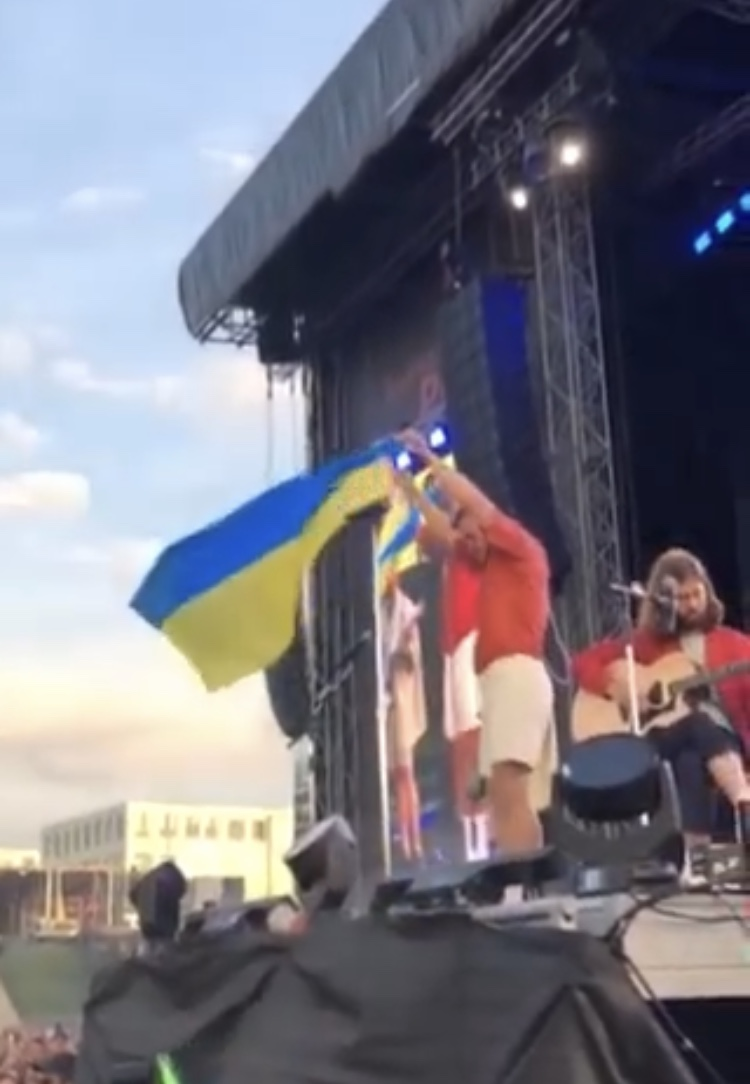 Skandal z Imagine Dragons w Gruzji: kobiecie zakazano rozwinięcia ukraińskiej flagi, ale muzycy nie zareagowali