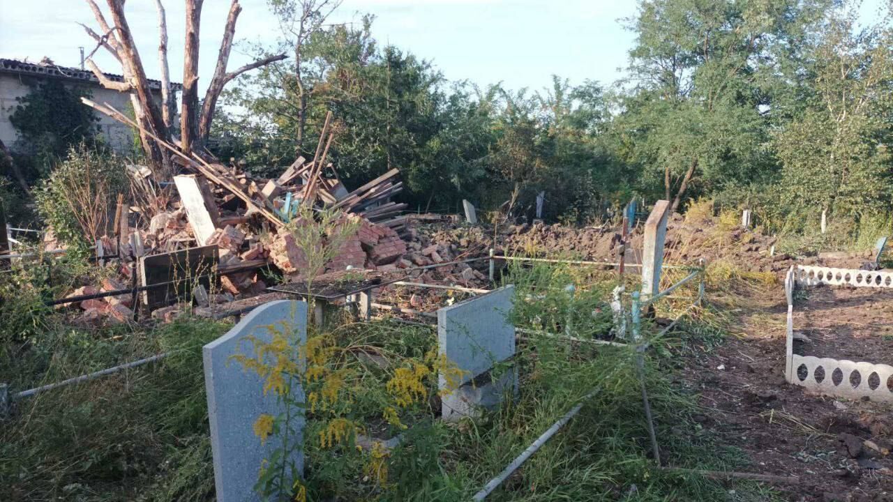 Russians shelled Kramatorsk: a cemetery and a road next to residential houses were hit. Photo and video