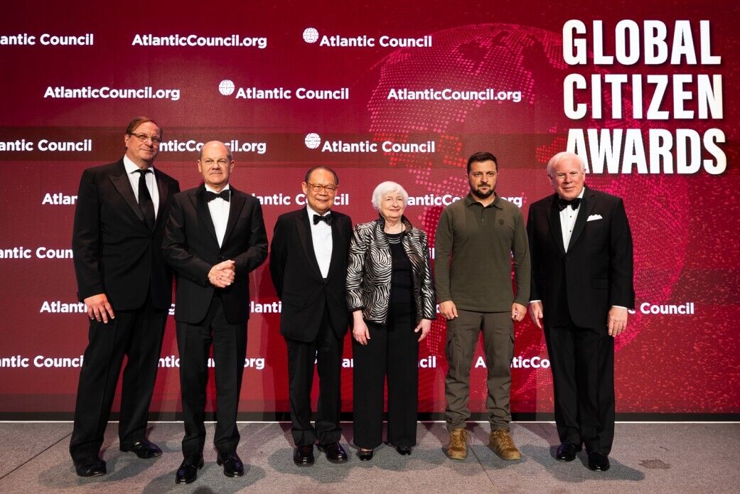 Zelensky received the Atlantic Council Global Citizen Award in the United States. Video