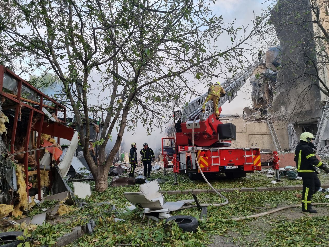 A civilian infrastructure facility was hit in Cherkasy, 5 people were injured: a person remains under the rubble. Photo