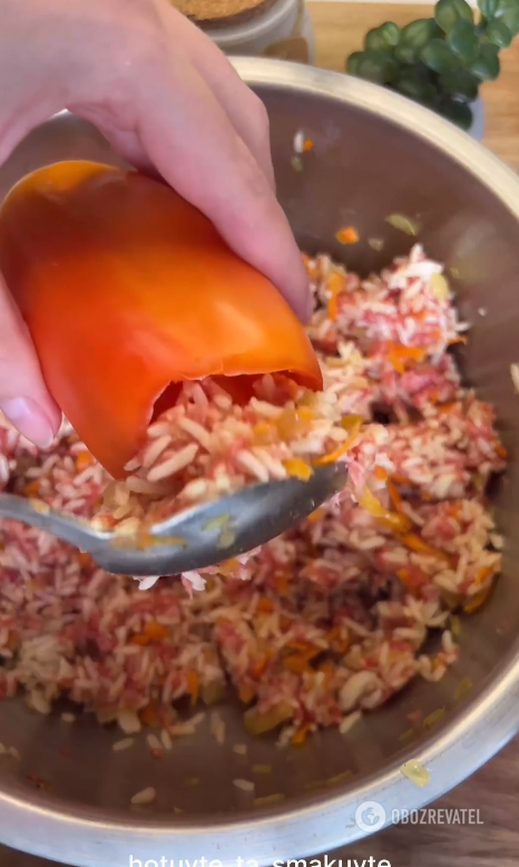 How to cook stuffed peppers without excess fat: a dish for a hearty lunch