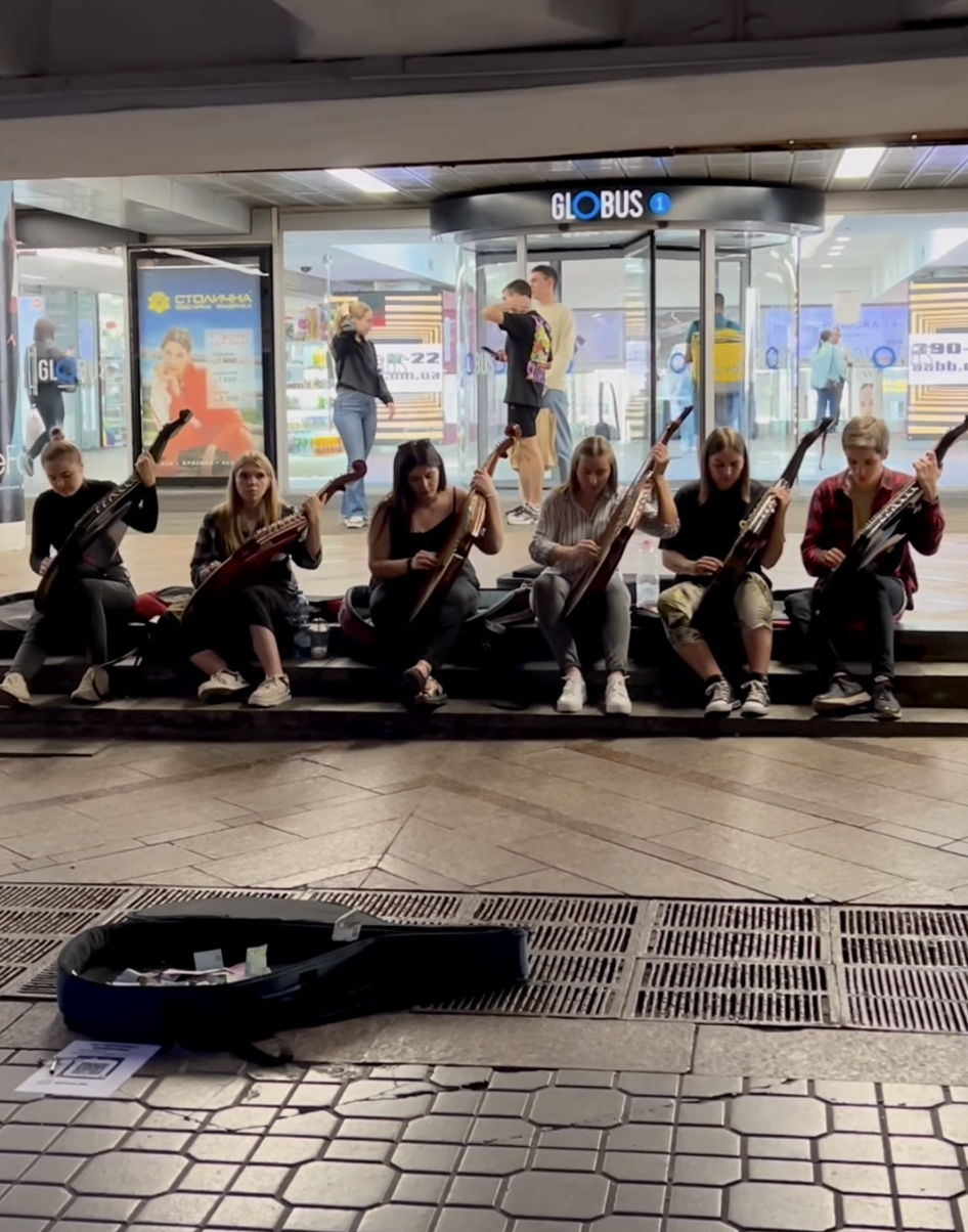 Hymn Ukrainy na bandurze w kijowskim metrze poruszył użytkowników. Wideo