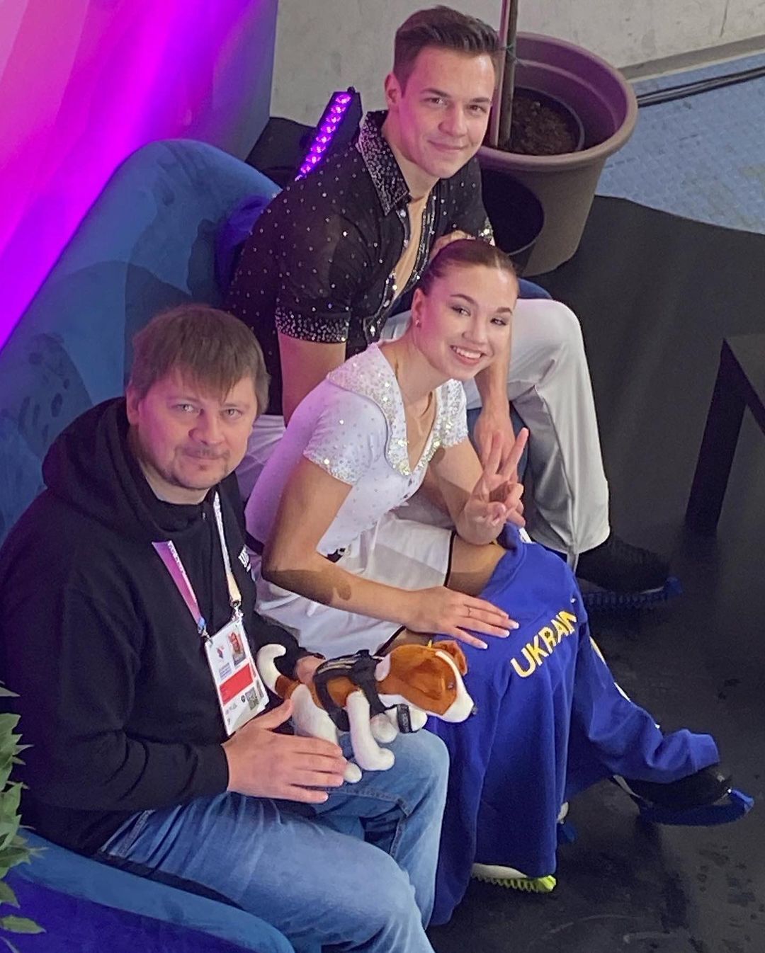 Ukrainian figure skaters disdained to touch Russian Georgians, ignoring them at the awards ceremony. Video.
