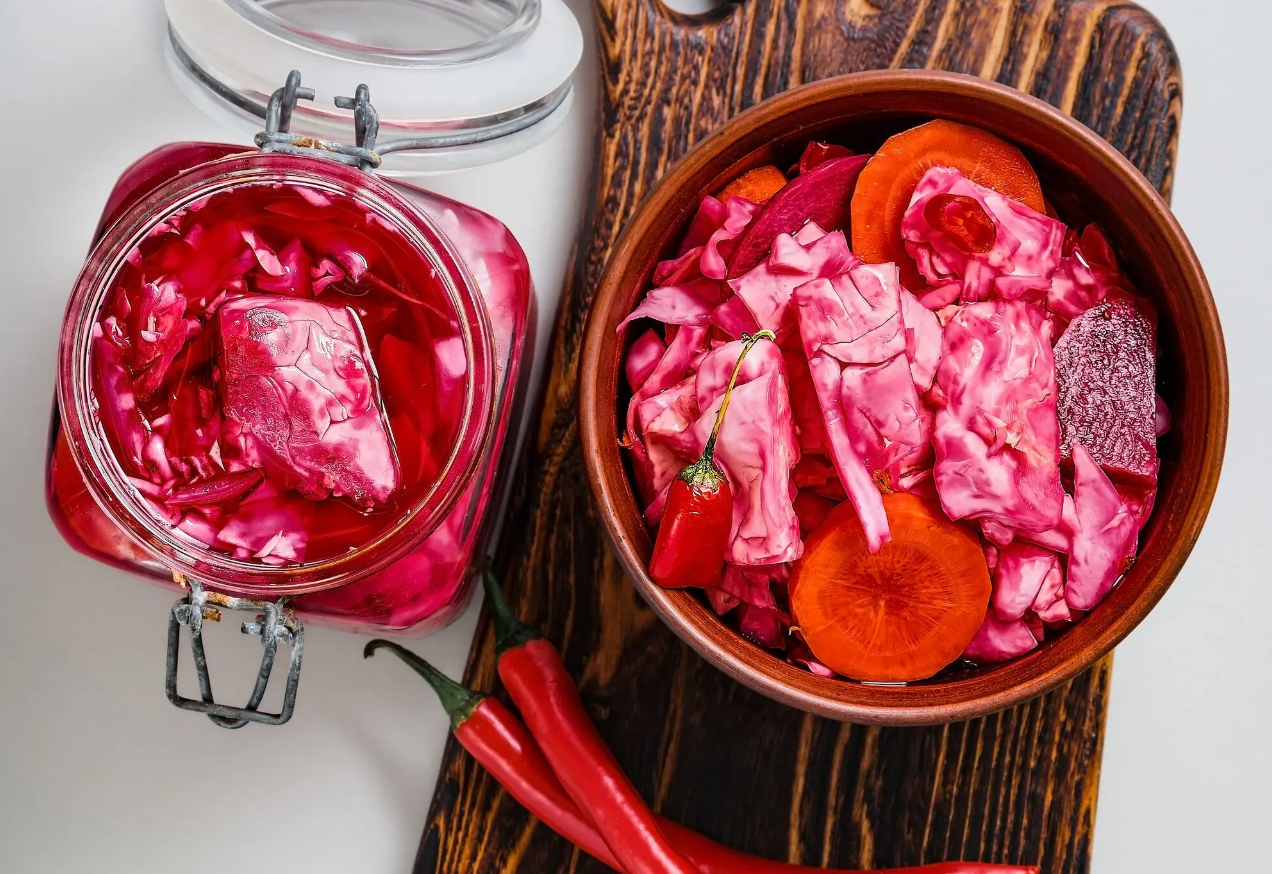 ''Petal'' cabbage with beetroot, carrots and garlic