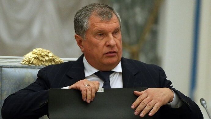 Rosneft CEO's motorcade wrecked in Moscow and flees the scene. Video