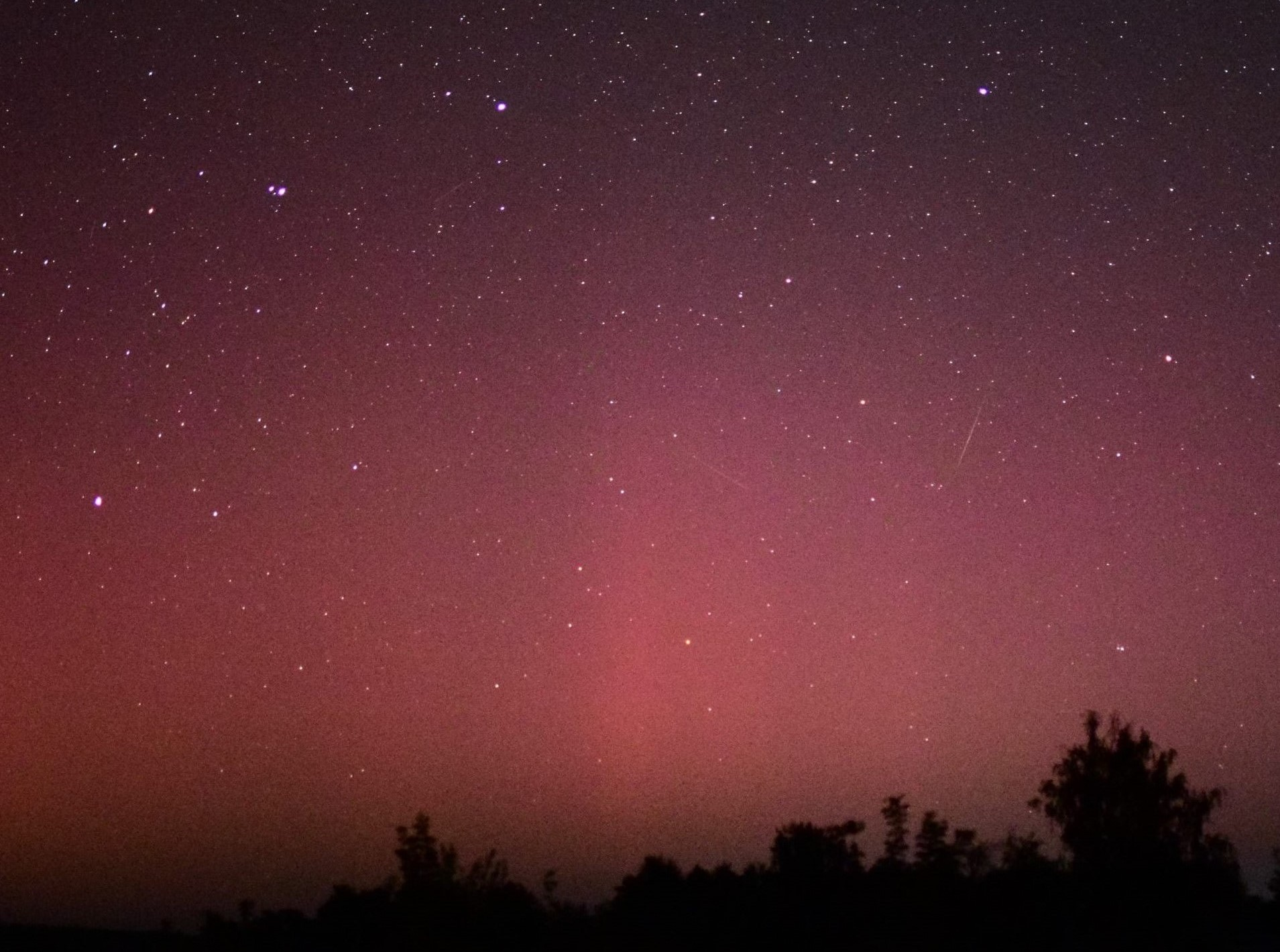 Red pillars of the aurora borealis seen in Ukraine: photos of an impressive sight