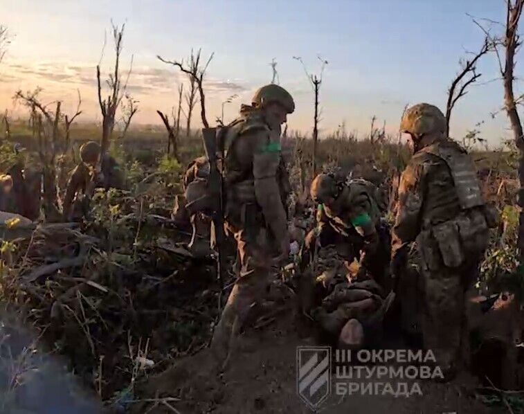 Covered almost two kilometers on foot: Ukrainian Armed Forces soldiers show how they rescued their wounded comrade. Video