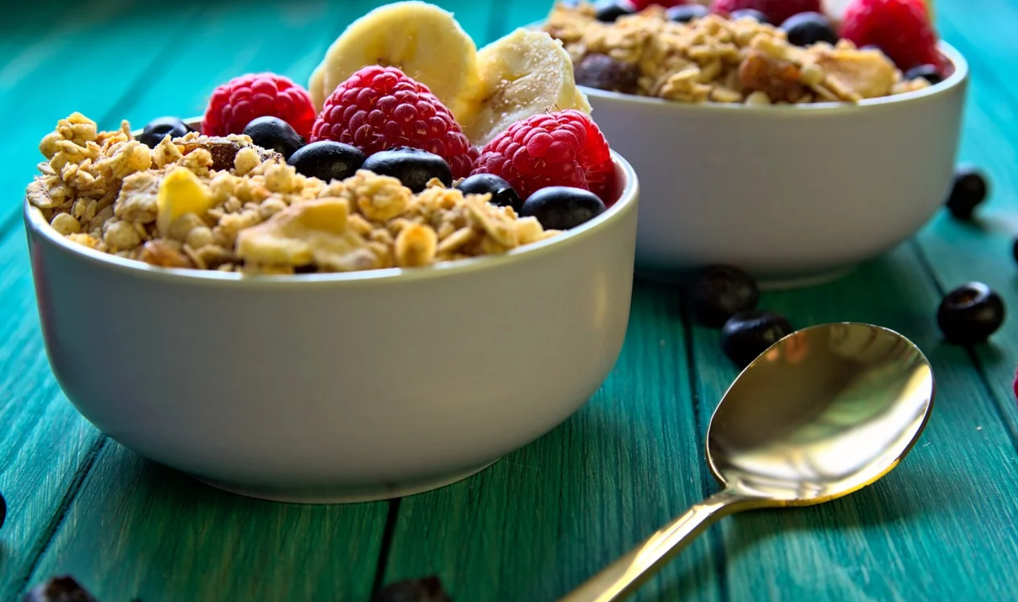 Oatmeal with berries and fruit