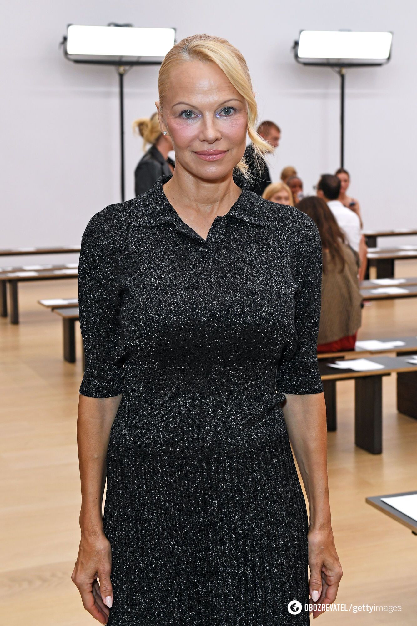 56-year-old Pamela Anderson attended Paris Fashion Week without makeup, surprising the audience. Photo
