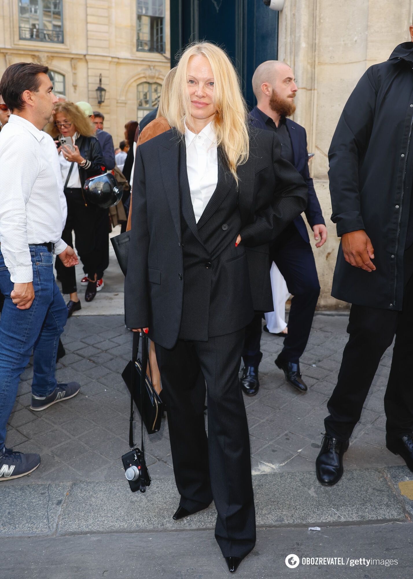 56-letnia Pamela Anderson pojawiła się na Paris Fashion Week bez makijażu i zachwyciła publiczność. Zdjęcie.