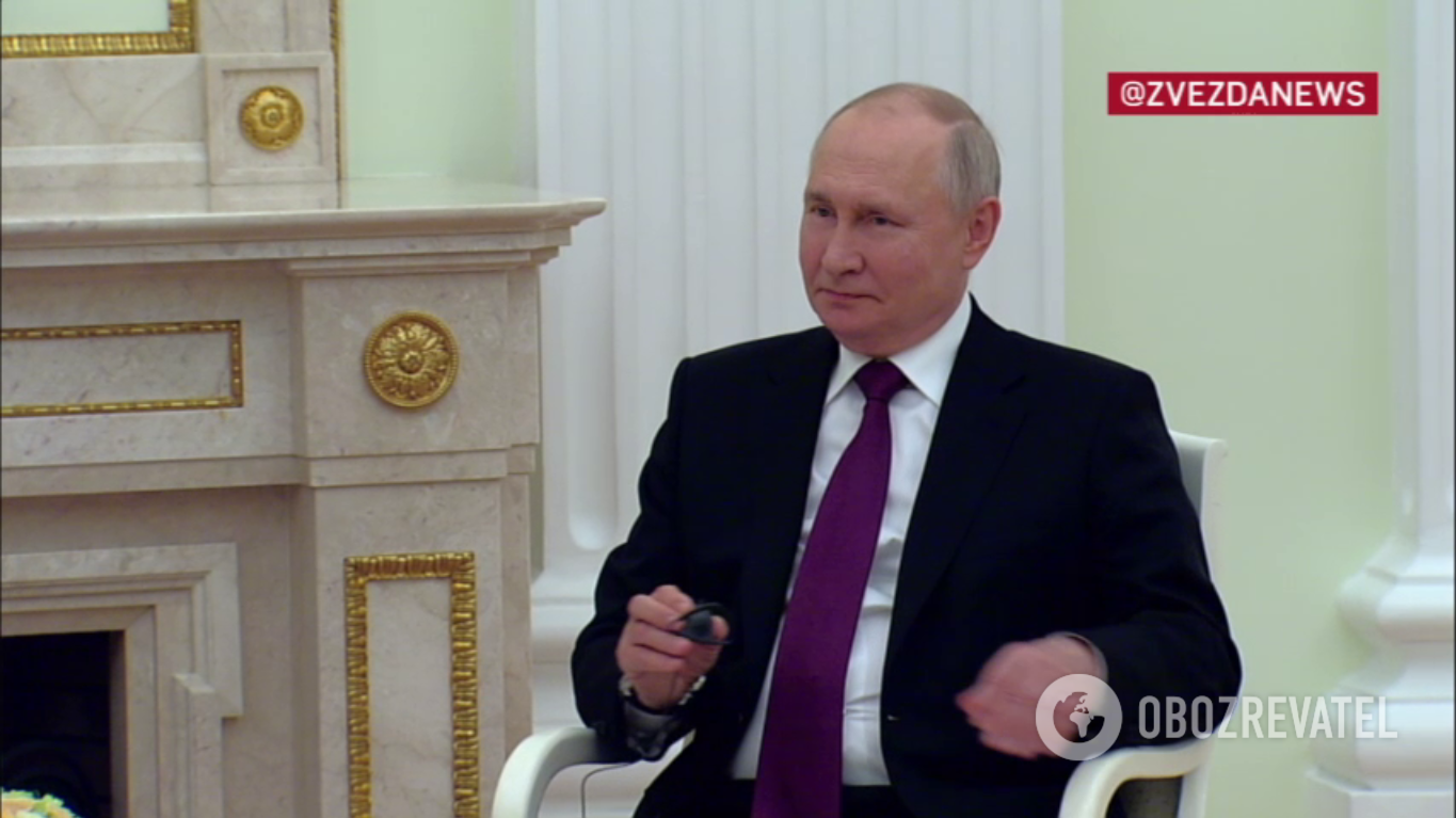 Putin smiled when Kiir had problems with his headphone