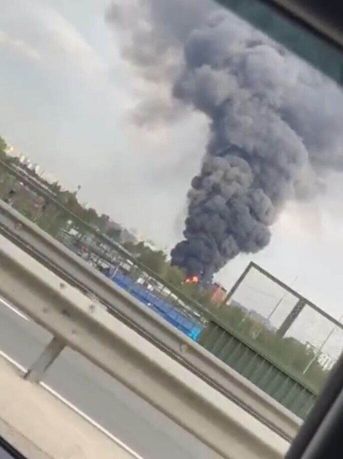 A powerful fire broke out in St. Petersburg near an oil depot: explosions were heard earlier. Video