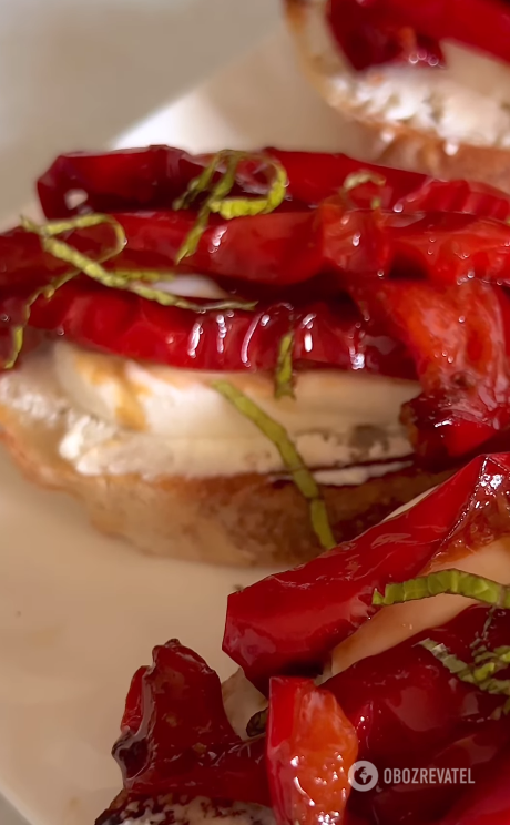 Seasonal bruschetta with cream cheese and bell peppers that is ready in just a few minutes