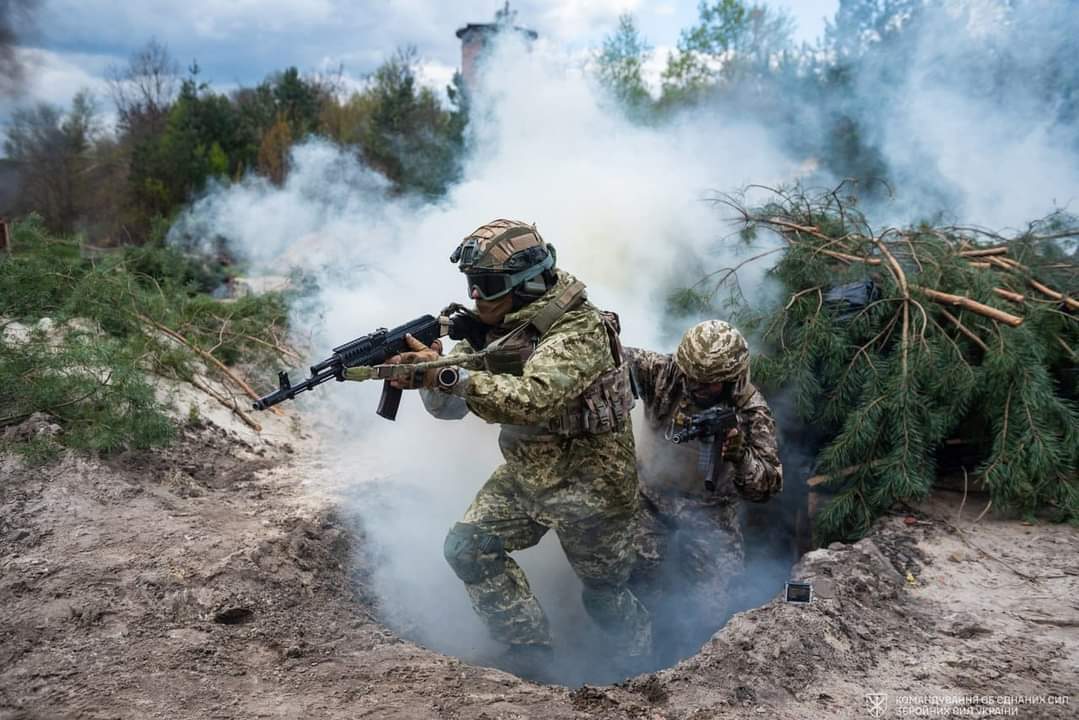 Ukraińscy obrońcy bronią się na wschodzie i południu i kontynuują ofensywę w kierunku Melitopola i Bachmutu - Sztab Generalny