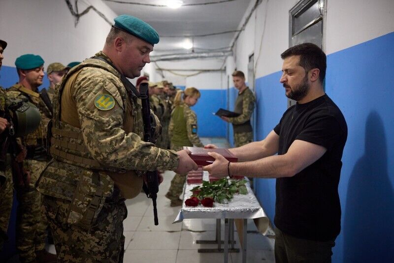 Zelensky awarded the Ukrainian military, distinguished in the battles for Donbass. Photo